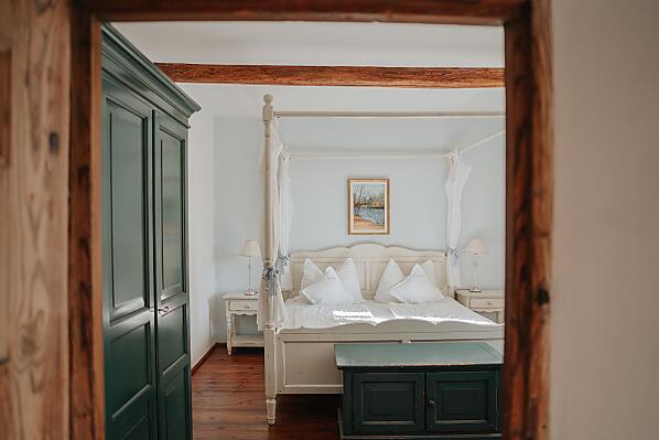 Blick ins Schlafzimmer mit Himmelbett