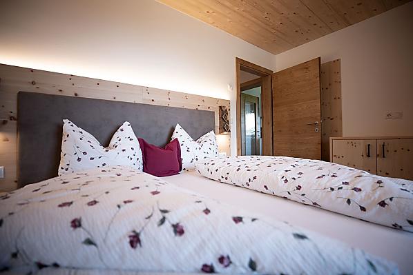 Für einen erholsamen Schlaf sorgen unsere mit Zirbenholz eingerichteten Schlafzimmer
