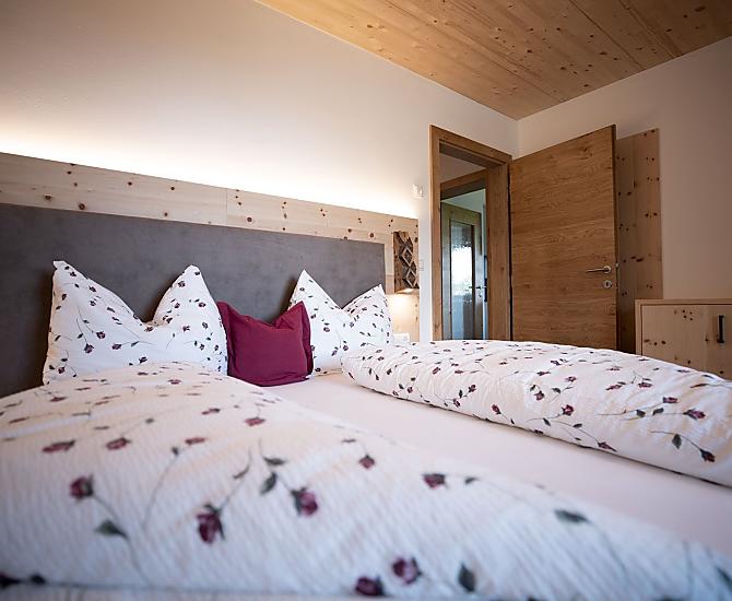 Für einen erholsamen Schlaf sorgen unsere mit Zirbenholz eingerichteten Schlafzimmer