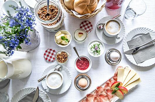 Śniadanie przygotowane z troską – z produktami z własnego gospodarstwa i regionu, na doskonały początek dnia.