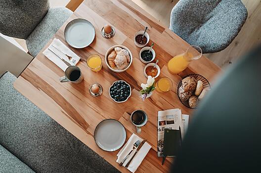 Zum Frühstück gibt es typische Südtiroler Spezialitäten und Hausgemachtes vom Hof.