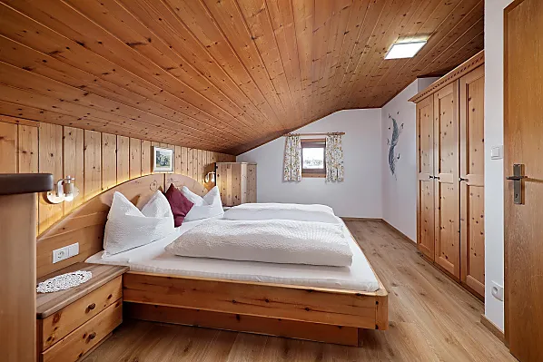 Schlafzimmer aus massivem Zirbelholz und neuem Holzboden.