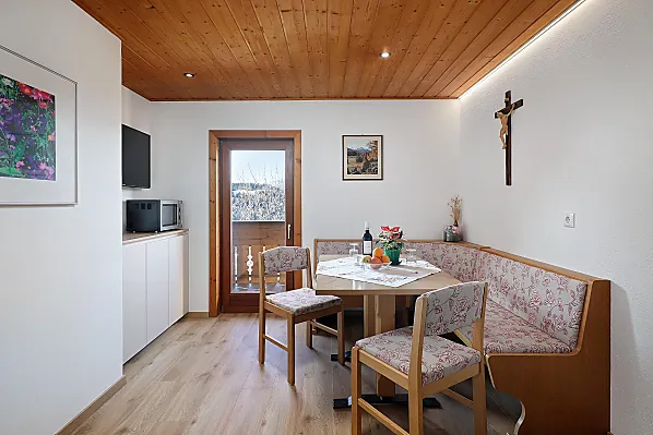 Der Wohnraum mit Holzboden, Essecke, Sat-TV und Südbalkon mit herrlichem Panoramablick auf die Bergwelt.