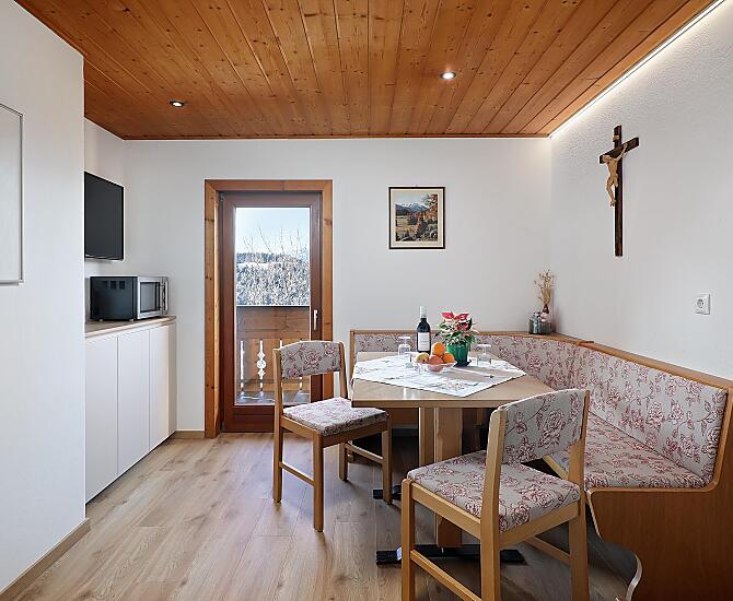 Der Wohnraum mit Holzboden, Essecke, Sat-TV und Südbalkon mit herrlichem Panoramablick auf die Bergwelt.