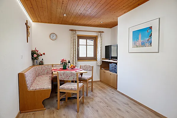 Wohnraum mit Essecke und Holzboden 