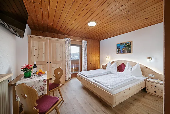 Schönes Doppelzimmer mit massiven, duftenden Zirbenmöbeln und Holzboden zum Wohlfühlen.