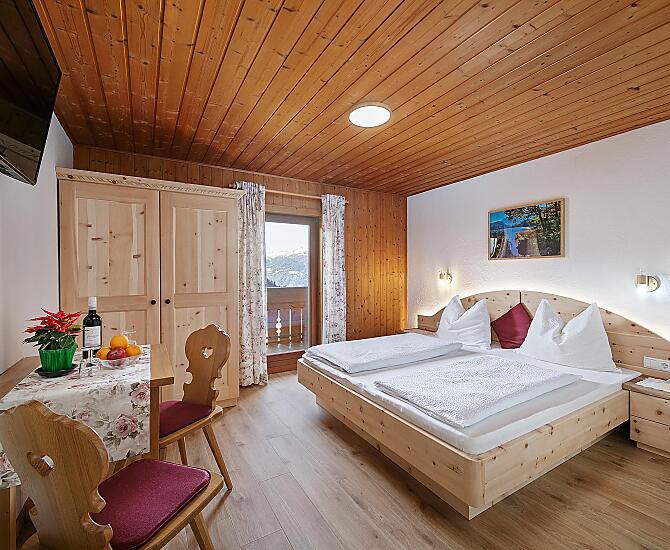 Schönes Doppelzimmer mit massiven, duftenden Zirbenmöbeln und Holzboden zum Wohlfühlen.