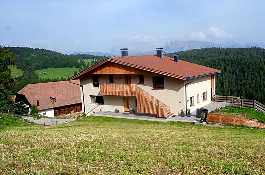 Die Hofstelle am Ritten oberhalb von Bozen, eingebettet in naturgeschützten Lärchenwiesen liegt mitten im Wandergebiet Rittner Horn. 