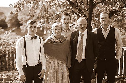 Rodzina górskich rolników Fink żyje i pracuje z wielką przyjemnością na farmach Wolfhof i Laerchhof 