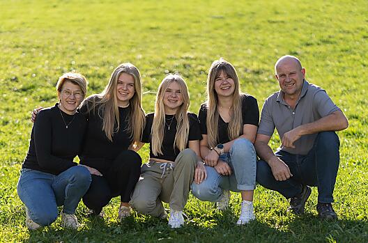 Witaja Cie rolnik Klaus i rolniczka Beate z córkami Maria, Magdalena i Petra oraz babcia Johanna.