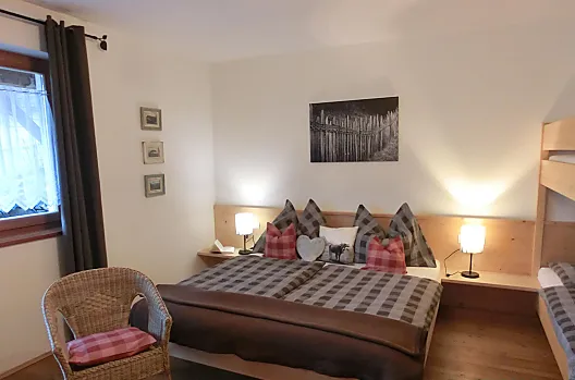Schlafzimmer mit Doppelbett und Stockbett