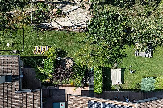 Gästewiese - ein Ausschnitt davon: mit Grillplatz, Ruhebereich, Spielplatz, Zugang zum Weinberg - direkter Zugang von den oberen Wohnungen.
