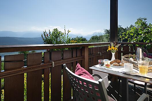 Frühstück auf dem Balkon deiner Ferienwohnung mit Panoramablick.