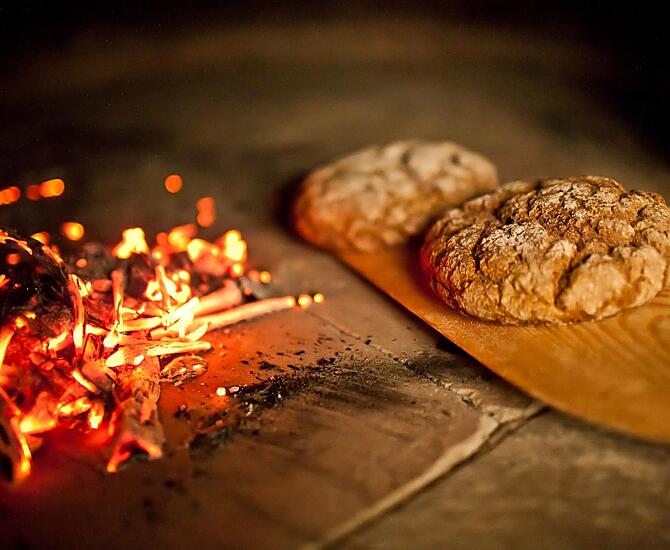 Im Holzofen gebackenes Brot