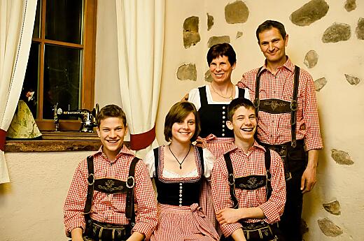 Hermann Luggin mit seiner Frau und den drei Kindern.