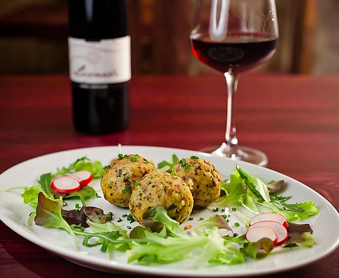 Speckknödel mit Salat