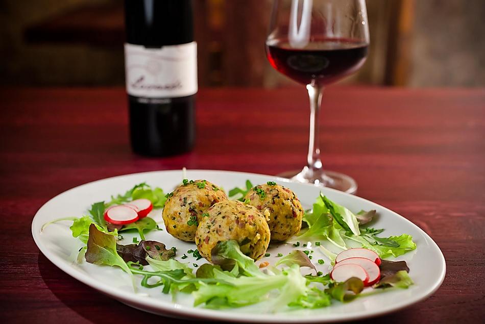 Speckknödel mit Salat