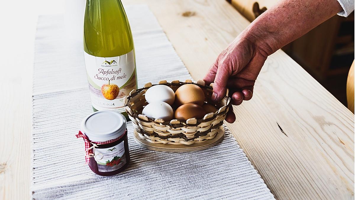 Domowy dżem, naturalnie mętny sok jabłkowy i jajka od naszych kur