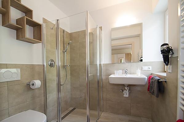 Zwei barrierefreie Badezimmer