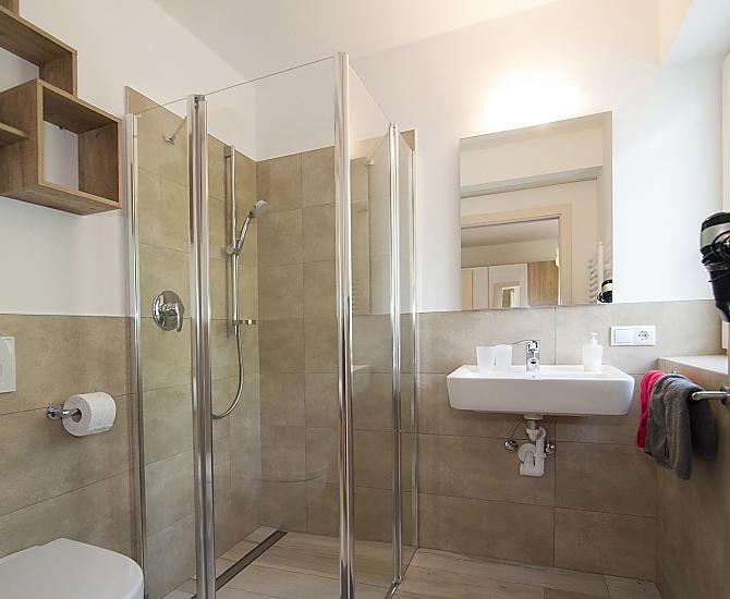 Zwei barrierefreie Badezimmer