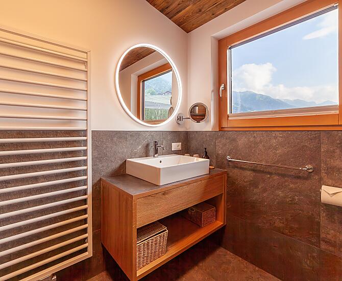 Badezimmer mit Fußbodenheizung, großer Dusche, WC, Bidet, Kosmetikspiegel, Fön, Handtuchhalter, tollem Licht