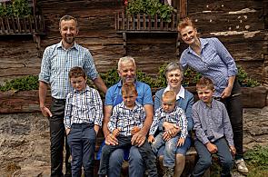 Rolnik i hodowca, dziadek Hans, babcia Martha z wnukami Moritz, Laurin, Georg i Ulrich
