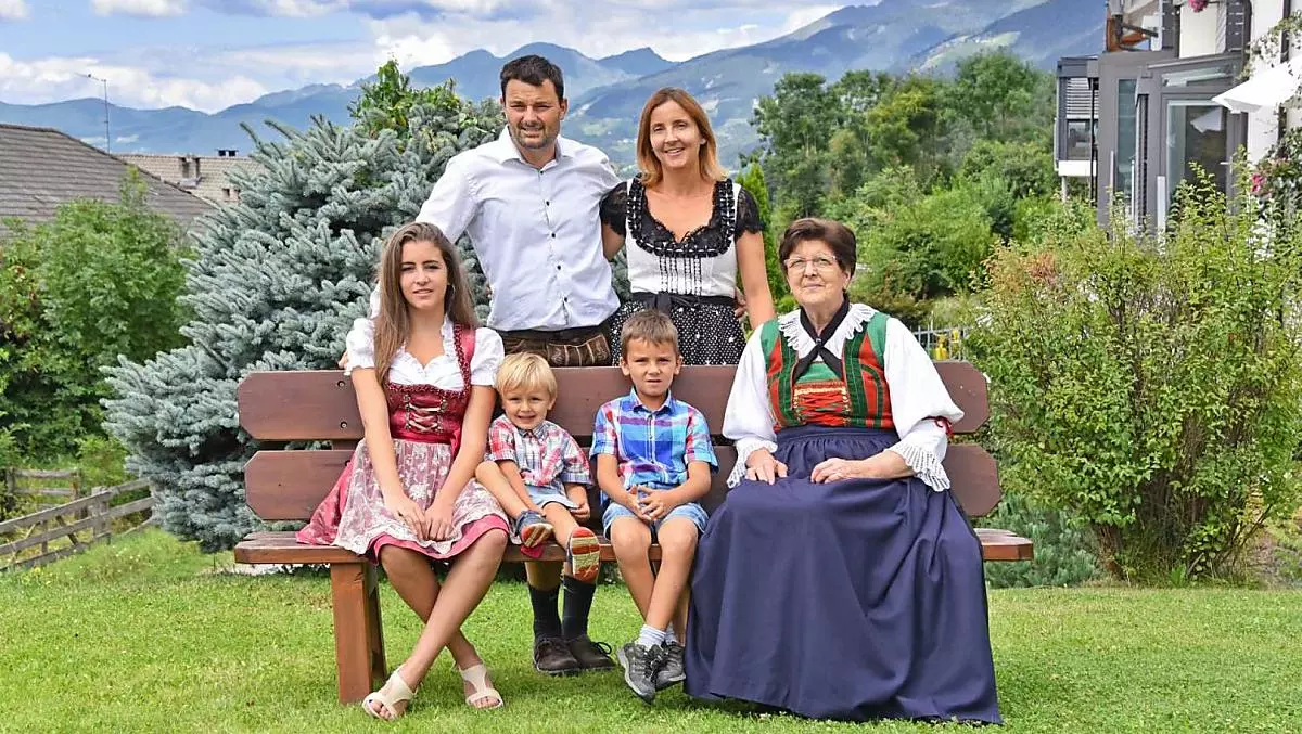 Babcia Agnes, rolnik Ernst, rolniczka Astrid, córka Maya oraz synowie Andreas i Hannes.