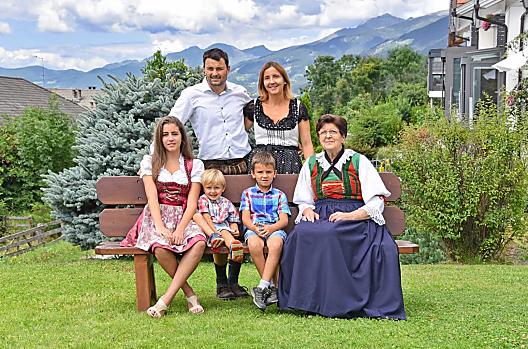 Babcia Agnes, rolnik Ernst, rolniczka Astrid, córka Maya oraz synowie Andreas i Hannes.