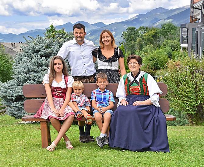 Babcia Agnes, rolnik Ernst, rolniczka Astrid, córka Maya oraz synowie Andreas i Hannes.