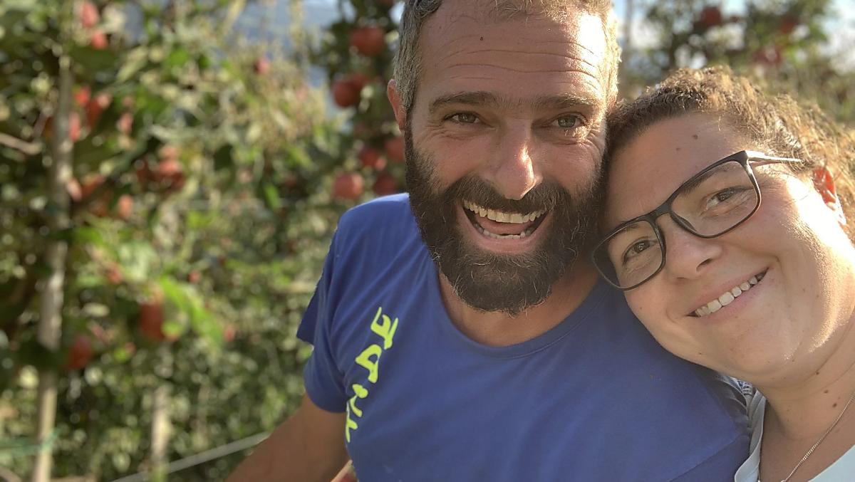 Matthias i Katrin zbieraja jablka