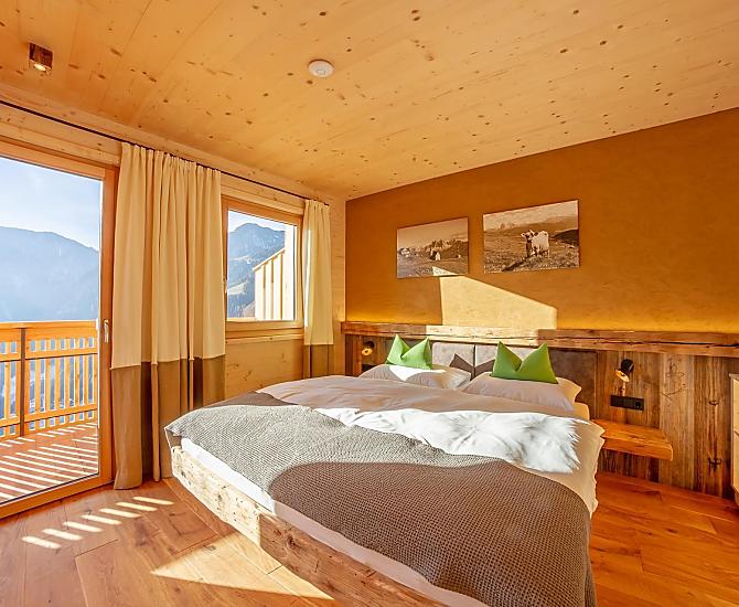 Apartament Heustadl zachwyca drewnianą zabudową i starannie dobranym wystrojem.