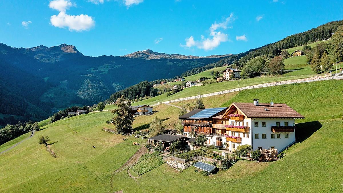 Gospodarstwo, w tle szczyty Ritzlar i Lorenzispitze.