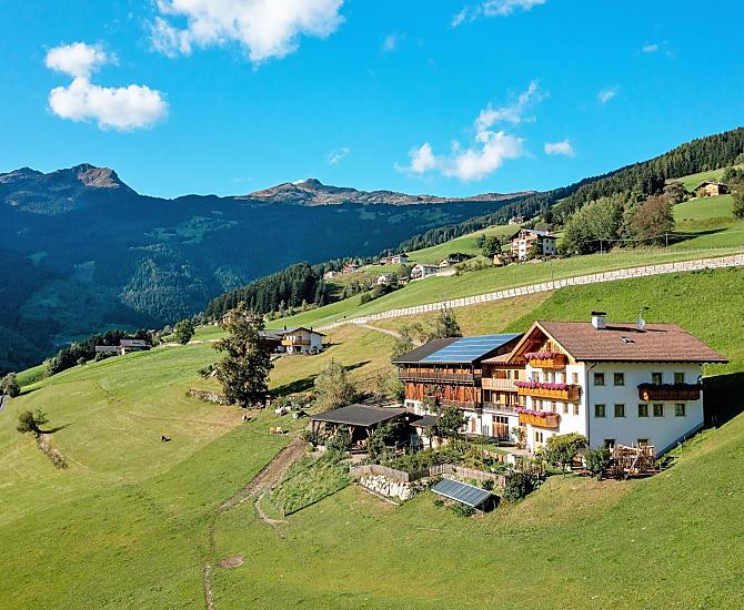 Gospodarstwo, w tle szczyty Ritzlar i Lorenzispitze.