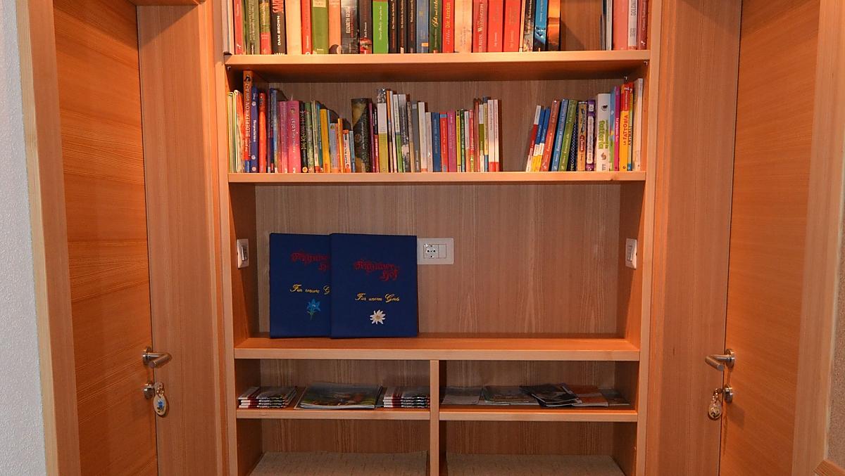 Wejscie do apartamentów z kacikiem z ksiazkami i wieloma informacjami o naszej dolinie
