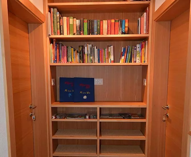 Wejscie do apartamentów z kacikiem z ksiazkami i wieloma informacjami o naszej dolinie