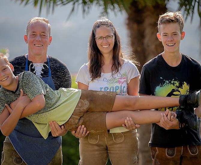 Twoja rodzina goszcząca Margit, Hannes, Tim i Simon serdecznie Cię witają.