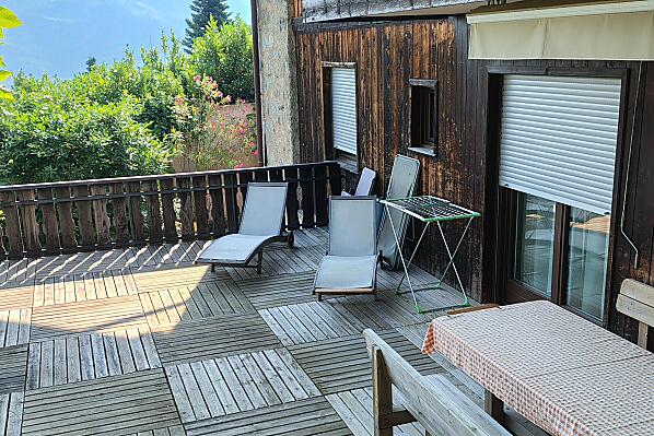 große Terrasse mit direktem Zugang zum Pool