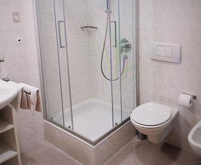 Badezimmer mit Dusche, WC, Bidet.