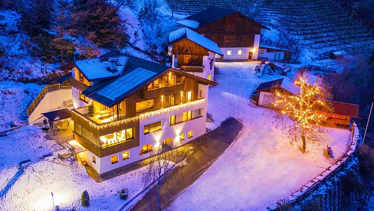 O kazdej porze roku farma swieci nad Brixen z najpiekniejszej strony.