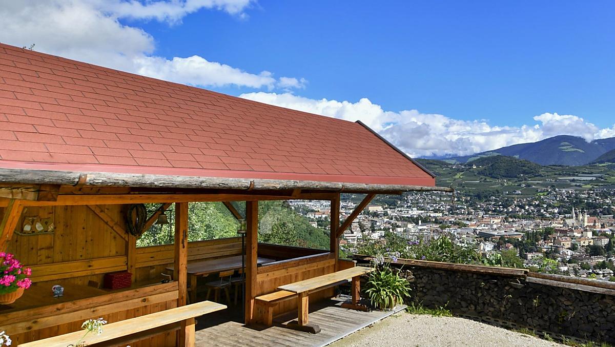 Mozesz cieszyc sie latem z wyjatkowym widokiem na miasto Brixen.