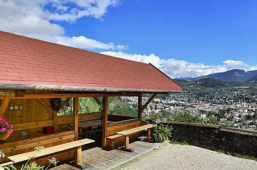 Mozesz cieszyc sie latem z wyjatkowym widokiem na miasto Brixen.