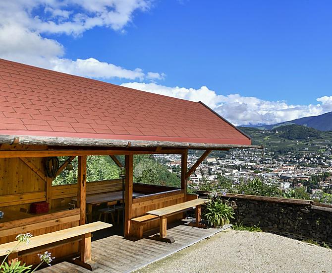 Mozesz cieszyc sie latem z wyjatkowym widokiem na miasto Brixen.