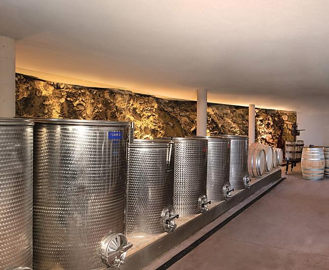 Pod gospodarstwem znajduje sie wspanialy swiat. Tutaj trzymamy czerwone wino, biale wino i malo znane wino musujace Blaterle.
