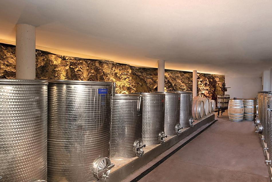 Pod gospodarstwem znajduje sie wspanialy swiat. Tutaj trzymamy czerwone wino, biale wino i malo znane wino musujace Blaterle.