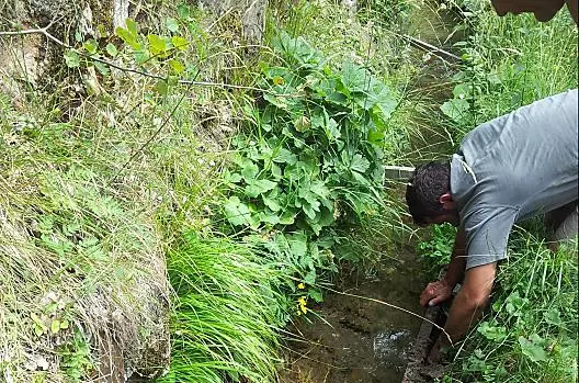 Der Waal, der das Wasser für die Bewässerung unserer Felder bringt, muss stets kontrolliert und gegebenenfalls repariert werden. 