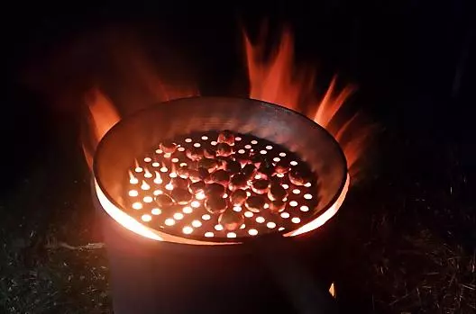 Gemütlich unter freiem Sternenhimmel eine Kastanienpartie abhalten...so lässt's sich's leben...