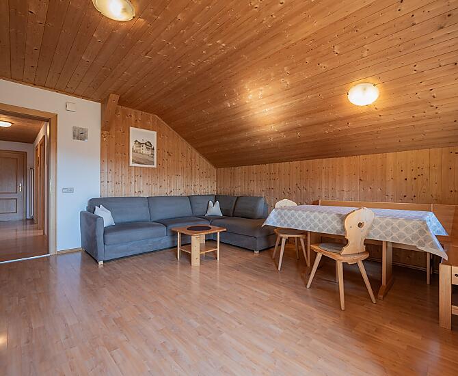 Viel Holz und Eckcouch für gemütliche Lesestunden. Die Couch kann man auch als Schlafplatz für 2 Personen rausziehen. 